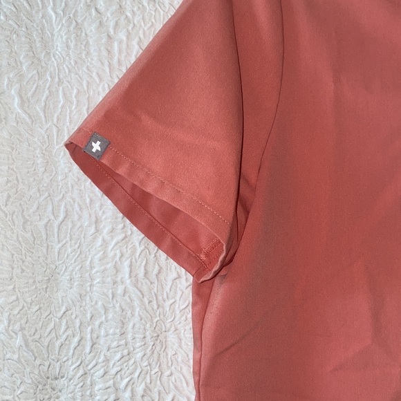 FIGS Technical Collection Catarina One-Pocket Scrub Top - Picture 4 of 8